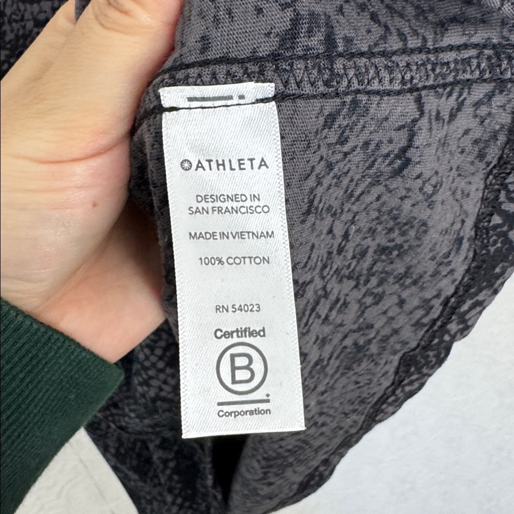 Athleta 100% Cotton Crewneck Tee Tshirt Black Medium Snake Print Graphic - Picture 5 of 6